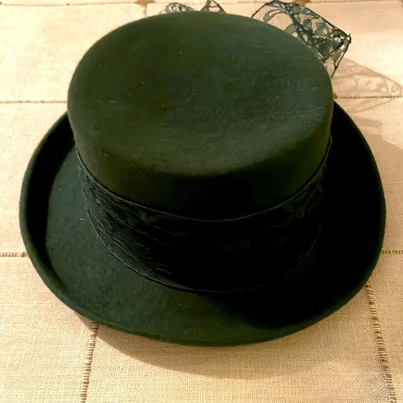 Wool hat with lace bow. - Picture 2 of 5